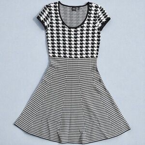 Saks Fifth Avenue Black Size Small Black White Houndstooth Knit Dress EUC